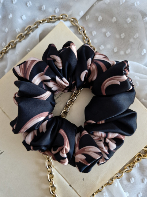 czarna scrunchie-czarna gumka do włosów-czarna duża scrunchie-czarne gumki do włosów-czarna satynowa gumka-scrunchie print czarna scrunchie-czarna gumka do włosów-czarna duża scrunchie-czarne gumki do włosów-czarna satynowa gumka-scrunchie print
