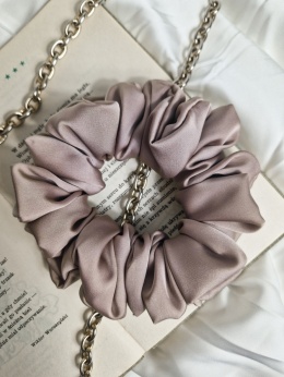 beżowa scrunchie-beżowa gumka do włosów-beżowa duża scrunchie-beżowa duża gumka-scrunchie beige-scrunchie nude