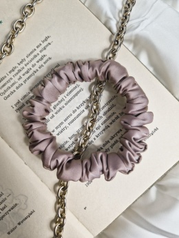 beżowa scrunchie-beżowa gumka do włosów-beżowa mini scrunchie-beżowa mini gumka-scrunchie beige-scrunchie nude-scrunchie mini
