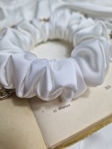 biała scrunchie-kremowa scrunchie-mała kremowa scrunchie- gumki scrunchies-satynowa gumka do włosów-scrunchies