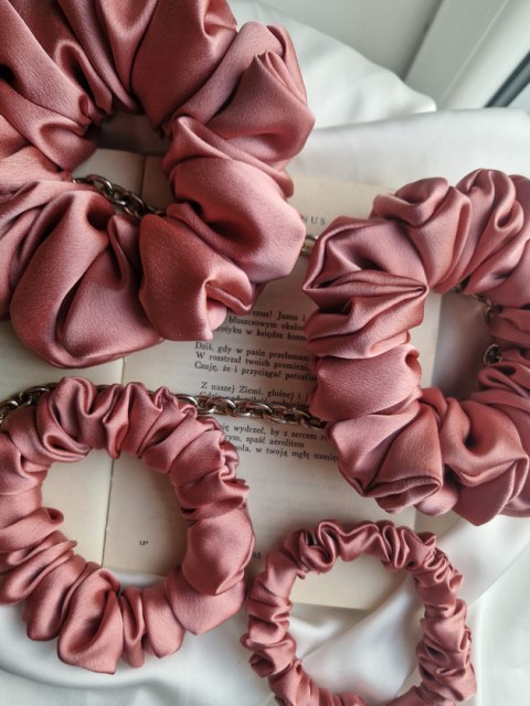Zestaw - gumki do włosów Rose Kiss 4szt. Zestaw - gumki do włosów Rose Kiss 4szt.