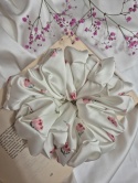 scrunchies-scrunchie xxl różyczki-niebieska ogromna scrunchie-duże scrunchies-ogromna gumka do włosów-kremowa scrunchie xxl