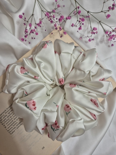scrunchies-scrunchie xxl różyczki-niebieska ogromna scrunchie-duże scrunchies-ogromna gumka do włosów-kremowa scrunchie xxl