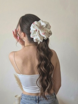 scrunchies-scrunchie xxl kwiatuszki-niebieska ogromna scrunchie-duże scrunchies-ogromna gumka do włosów-kremowa scrunchie xxl