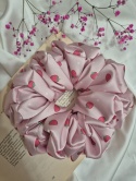 scrunchies-scrunchie xxl truskawki-ogromna scrunchie-duże scrunchies-ogromna gumka do włosów-różowa scrunchie xxl
