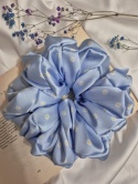 scrunchies-scrunchie xxl stokrotki-niebieska ogromna scrunchie-duże scrunchies-ogromna gumka do włosów-błękitna scrunchie xxl