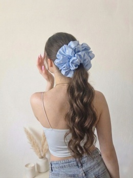 scrunchies-scrunchie xxl stokrotki-niebieska ogromna scrunchie-duże scrunchies-ogromna gumka do włosów-błękitna scrunchie xxl