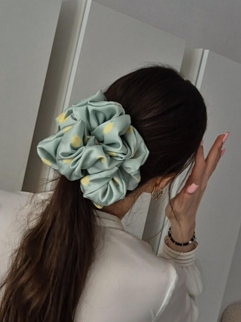 scrunchies-scrunchie xxl pistacjowa-ogromna scrunchie-duże scrunchies-ogromna gumka do włosów-scrunchies oversized-frotka xxl