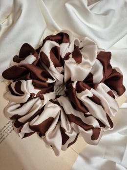 scrunchies-scrunchie xxl krówka-duża czekoladowa scrunchie-duże scrunchies-ogromna gumka-scrunchies-duża czarna scrunchie