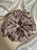 scrunchies-scrunchie xxl beżowa-ogromna scrunchie-duże scrunchies-ogromna gumka-scrunchies oversized-duża beżowa scrunchie