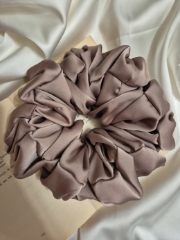 scrunchies-scrunchie xxl beżowa-ogromna scrunchie-duże scrunchies-ogromna gumka-scrunchies oversized-duża beżowa scrunchie
