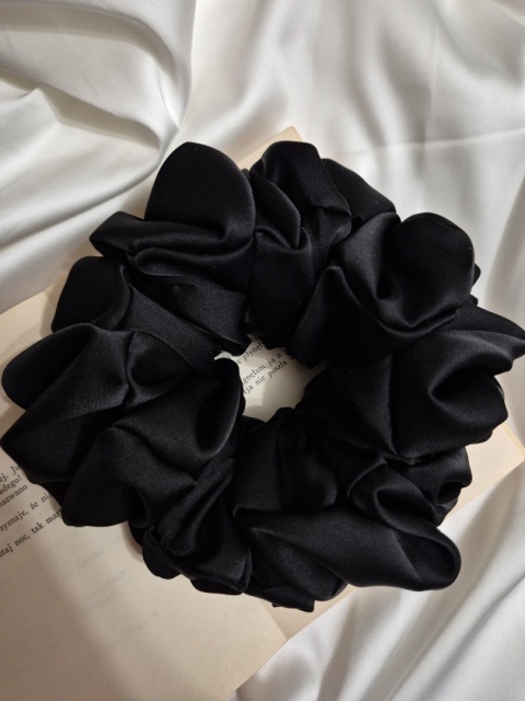 scrunchies-scrunchie xxl czarna-ogromna scrunchie-duże scrunchies-ogromna gumka-scrunchies oversized-duża czarna scrunchie