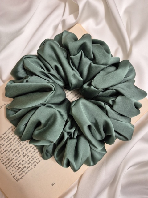 scrunchies-scrunchie xxl pistacjowa-ogromna scrunchie-duże scrunchies-ogromna gumka do włosów-scrunchies oversized-frotka xxl