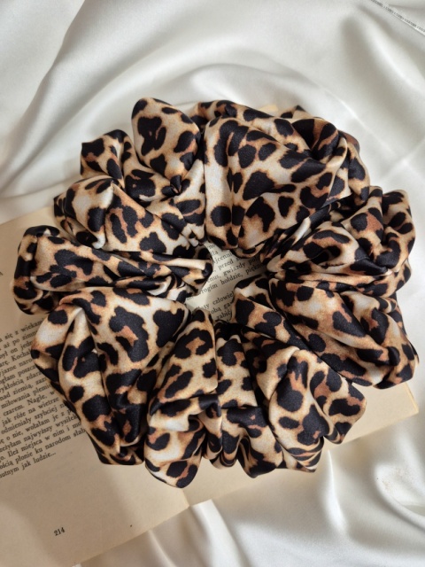 scrunchies w panterkę-scrunchie xxl panterka-ogromna scrunchie-duże scrunchies-ogromna gumka do włosów-scrunchies oversized