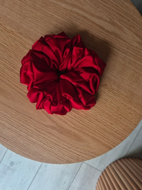 scrunchies-scrunchie xxl czerwona-ogromna scrunchie-duże scrunchies-ogromna gumka-scrunchies oversized-duża czerwona scrunchie