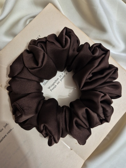 brazowa scrunchie-czekoladowa scrunchie-duza scrunchie-brazowa duza scrunchie