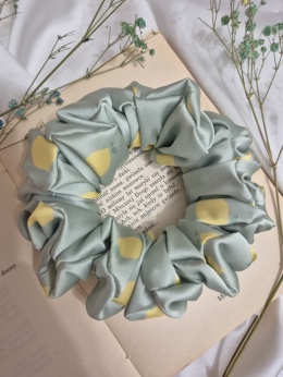 scrunchies-scrunchie w cytrynki-ogromna scrunchie-duże scrunchies-ogromna gumka do włosów-scrunchies oversized-frotka