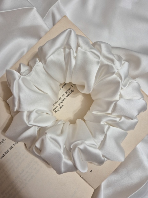 biała duża scrunchie-duże scrunchies-kremowa scrunchie-biała gumka do włosów-biała gumka scrunchie