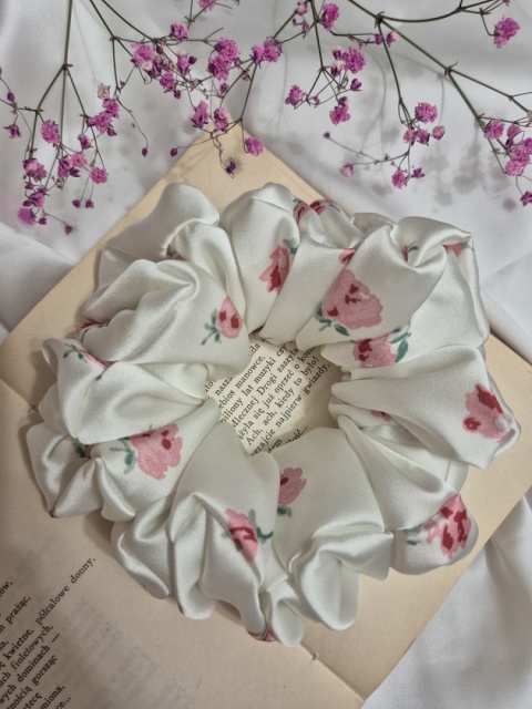 scrunchies-scrunchie xl kwiaty-ogromna scrunchie-duże scrunchies-ogromna gumka do włosów-kremowa scrunchie xl
