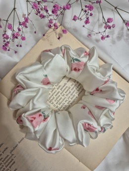 scrunchie-scrunchies-scrunchie w różyczki -ogromna scrunchie-duże scrunchies-kremowa gumka do włosów-frotka