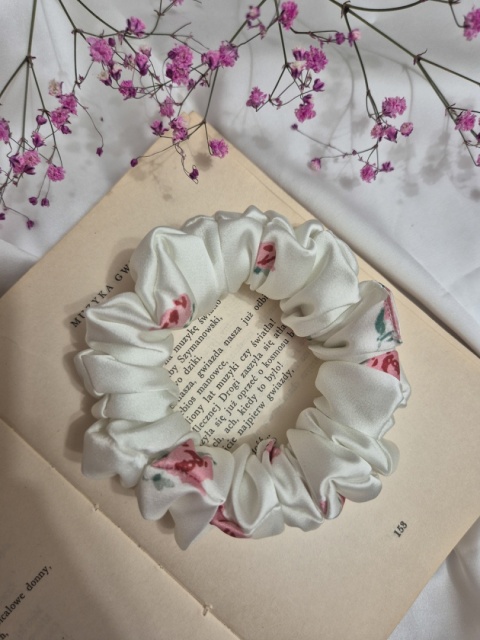 scrunchie-scrunchies-scrunchie floral print-ogromna scrunchie-duże scrunchies-kremowa gumka do włosów-frotka