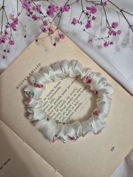 scrunchie-scrunchies-scrunchie kwiatowy wzór-ogromna scrunchie-mini scrunchies-kremowa gumka do włosów-frotka