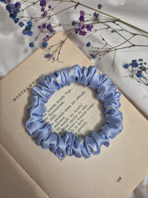 scrunchie-scrunchies-scrunchie w stokrotki-ogromna scrunchie-mini scrunchies-niebieska gumka do włosów-frotka