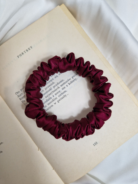 bordowa scrunchie-bordowa gumka do włosów-bordowa mini scrunchie-bordowa mini gumka-bordowa satynowa gumka-bordowe gumki