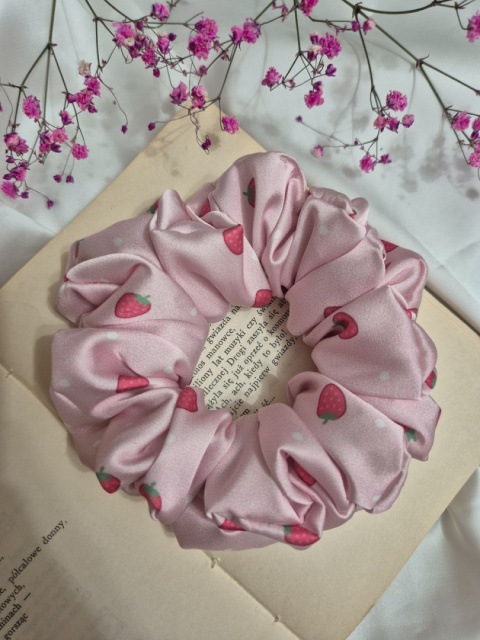 scrunchies-scrunchie w truskawki-ogromna scrunchie-duże scrunchies-ogromna gumka do włosów-różowa scrunchie