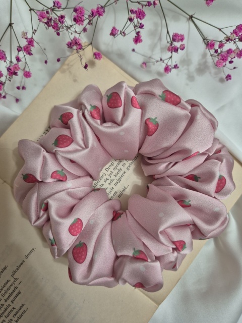 scrunchies-scrunchie xl truskawki-ogromna scrunchie-duże scrunchies-ogromna gumka do włosów-różowa scrunchie xl