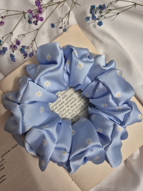 scrunchies-scrunchie xl stokrotki-ogromna scrunchie-duże scrunchies-ogromna gumka do włosów-jasnoniebieska scrunchie xl