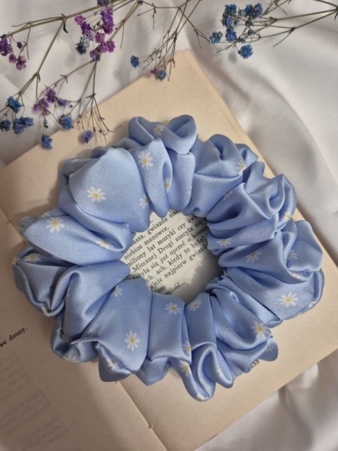 scrunchies-scrunchie w stokrotki-ogromna scrunchie-duże scrunchies-ogromna gumka do włosów-jasnoniebieska scrunchie