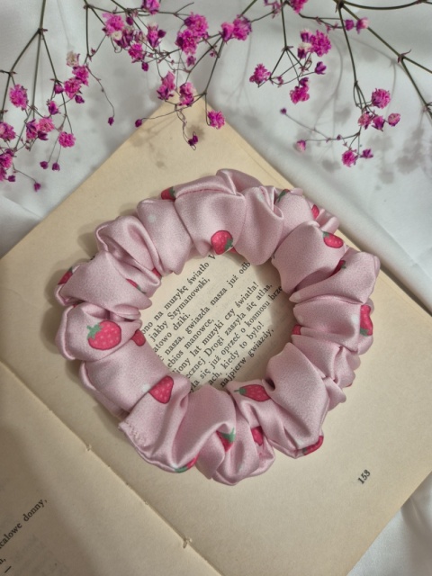 scrunchie-scrunchies-scrunchie w truskawki-duże scrunchies-ogromna gumka do włosów-różowa scrunchie