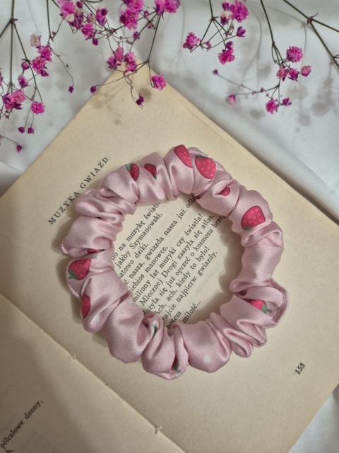 scrunchie-scrunchies-scrunchie w truskawki- mini scrunchie-duże scrunchies-różowa gumka do włosów-frotka