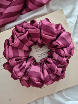 scrunchies-scrunchie xl-bordowa ogromna scrunchie-duże bordowe scrunchies-scrunchies oversized-scrunchie w paski-duża gumka