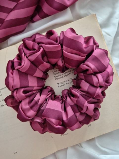 scrunchies-scrunchie xl-bordowa ogromna scrunchie-duże bordowe scrunchies-scrunchies oversized-scrunchie w paski-duża gumka