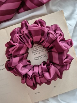 scrunchies-scrunchie xl-bordowa ogromna scrunchie-duże bordowe scrunchies-scrunchies oversized-scrunchie w paski-duża gumka