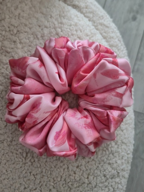 duża różowa gumka do włosów-różowa duża scrunchie-różowa scrunchie xxl-kwiatowa scrunchie xxl-duże różowe scrunchies