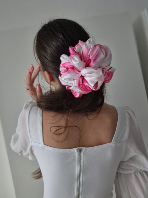 scrunchies-scrunchie xxl-różowa-ogromna scrunchie-duże różowe scrunchies-scrunchies oversized-scrunchie w kwiaty-gumka xxl