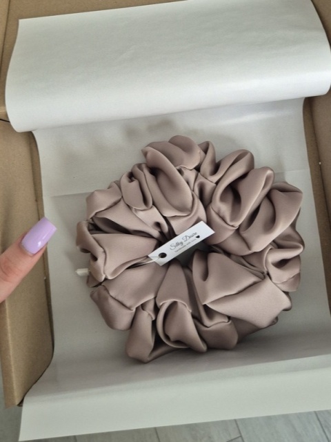 duża beżowa gumka do włosów-duże beżowe gumki-duża beżowa scrunchie-duże beżowe scrunchies-scrunchie xxl-duża frotka
