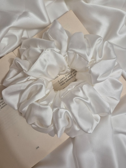 scrunchies-scrunchie xxl-biała duża scrunchie-duża kremowa scrunchie-scrunchie xxl kremowa-białe scrunchies