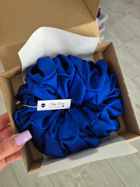 duża niebieska gumka do włosów-duże szafirowe gumki do włosów-duża szafirowa scrunchie-niebieskie scrunchies-niebieska frotka