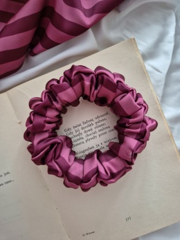bordowe scrunchies-scrunchie w paski-bordowa scrunchie-gumka w paski-scrunchies w kolorze wina-scrunchie w paski-duża gumka