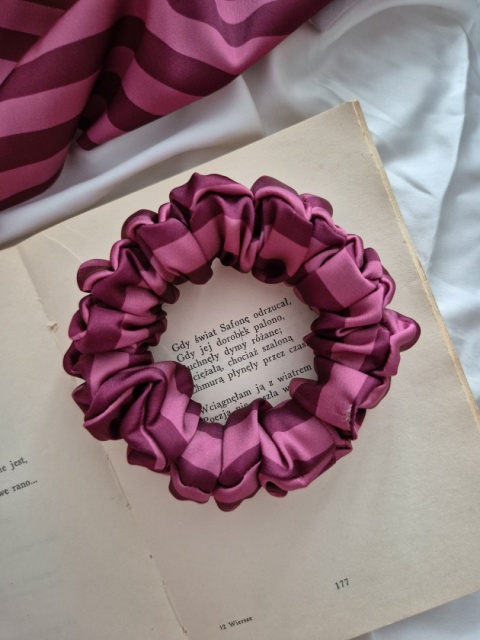 bordowe scrunchies-scrunchie w paski-bordowa scrunchie-gumka w paski-scrunchies w kolorze wina-scrunchie w paski-duża gumka