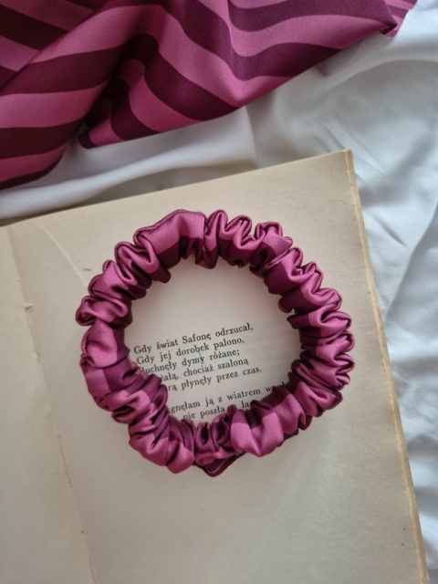 mini scrunchies-scrunchie mini-bordowa mini scrunchie-scrunchies w kolorze wina-scrunchie w paski-scrunchie mini