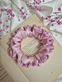 różowe scrunchies-scrunchie różowy wzór-różowa scrunchie-różowe gumki-scrunchies wrzosowa-scrunchie w paski-różowa frotka