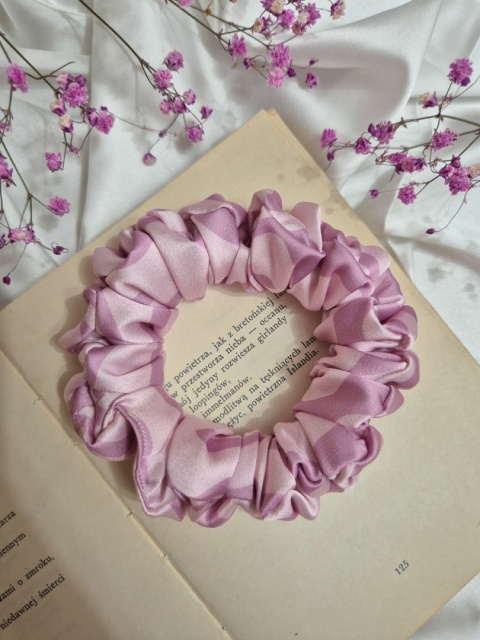 różowe scrunchies-scrunchie różowy wzór-różowa scrunchie-różowe gumki-scrunchies wrzosowa-scrunchie w paski-różowa frotka
