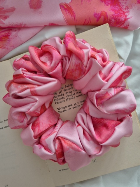 scrunchies-scrunchie xxl-różowa duża scrunchie-różowa scrunchie xxl-kwiatowa scrunchie xxl-duże różowe scrunchies