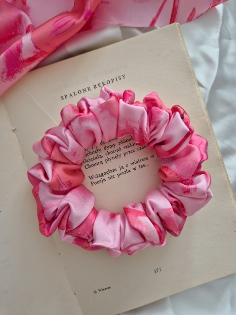 różowe scrunchies-scrunchie różowy wzór-różowa scrunchie-różowe gumki-scrunchies koralowe-scrunchie koralowa