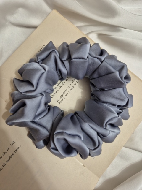 duża szara gumka do włosów-duża szara scrunchie-ciemnoszara gumka do włosów-szare gumki do włosów-szare scrunchies